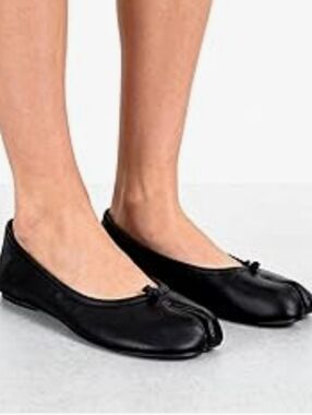 Women's VBDB Tabi - Black Ballet Flats with Split-Toe Detail... Size 7.5